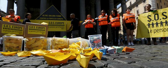 Copertina di Migranti, flash mob di “Sos Europa” davanti al Pantheon. Consegnate 50mila firme a Renzi