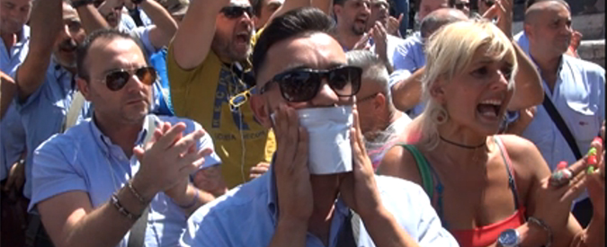 Copertina di Roma, l’autista Atac sospeso è l’eroe del sit-in dei ferrotranvieri: “Grillo unica soluzione”