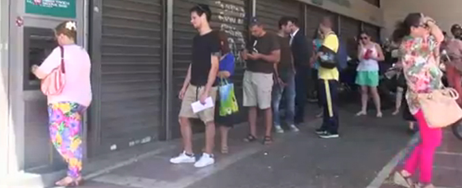 Copertina di Grecia, Atene è una città sospesa. Cittadini: “60 euro? Li teniamo a casa per i tempi bui”