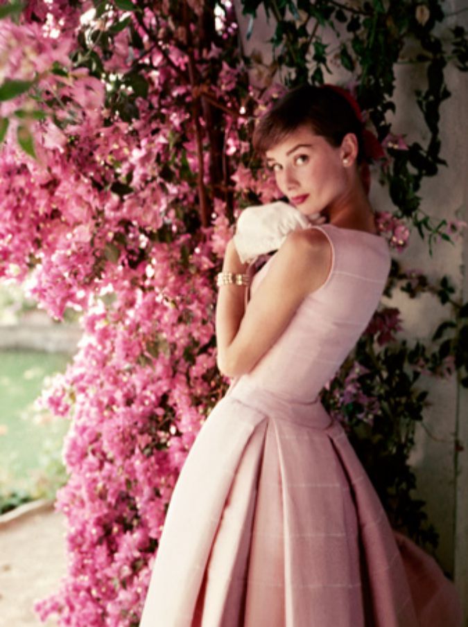 Audrey Hepburn, il fascino straordinario della diva nelle foto di Avedon, O’Neill, Penn