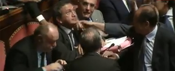 Copertina di Il Senato salva Azzollini, abbracci e sorrisi in Aula. M5S a Pd: “Bravi andate a festeggiare”