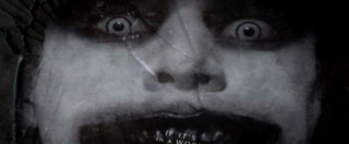 Copertina di Babadook, ecco l’horror più inquietante della stagione: il mago nero con le dita affilate fa paura (trailer)