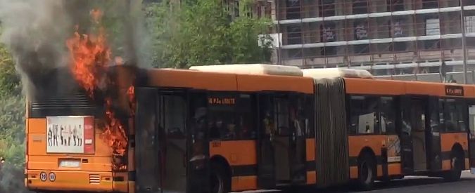 Copertina di Milano, panico a piazzale Loreto. Fumo e fiamme sul bus di linea