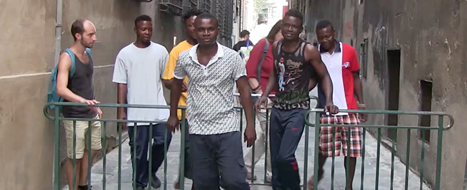 Copertina di Genova, viaggio a via Caffaro: rione borghese che ha deciso di accogliere i profughi