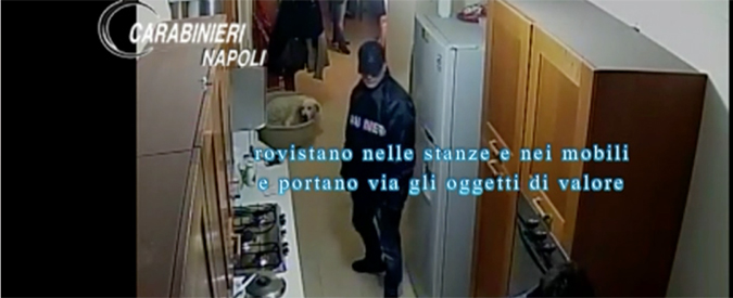 Copertina di Napoli, mascherati da carabinieri rubavano in casa: arrestati dai militari dell’Arma