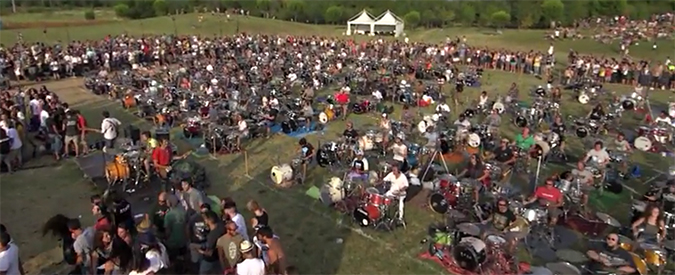 Copertina di Cesena, 1000 musicisti intonano ‘Learn to fly’ per chiedere ai Foo Fighters di suonare nella loro città