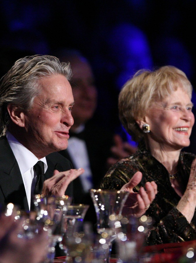 Michael Douglas, morta di tumore la madre Diana Dill. Aveva 92 anni Michael Douglas, morta di tumore la madre Diana Dill. Aveva 92 anni