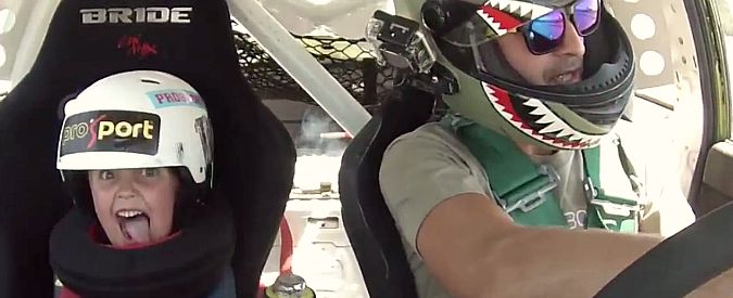 Copertina di Derapate col figlio di 5 anni, che impazzisce per il drifting. E le urla conquistano il web