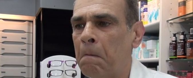 Copertina di Grecia, farmacisti in sciopero: “Lo Stato non ci rimborsa. Così chiudiamo tutti”