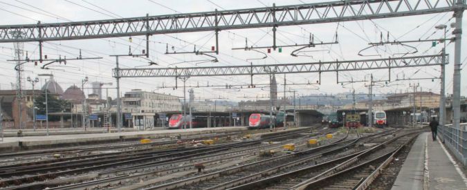 Milano, spacca la testa a 22enne con martelletto frangivetro sul treno dei pendolari. Arrestato