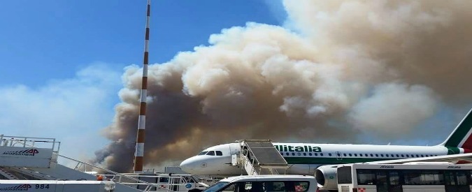 Copertina di Fiumicino, ripresi i voli dopo l’incendio vicino alle piste. Sindaco: “E’ doloso”. Renzi chiama Alfano: “Inaccettabile”