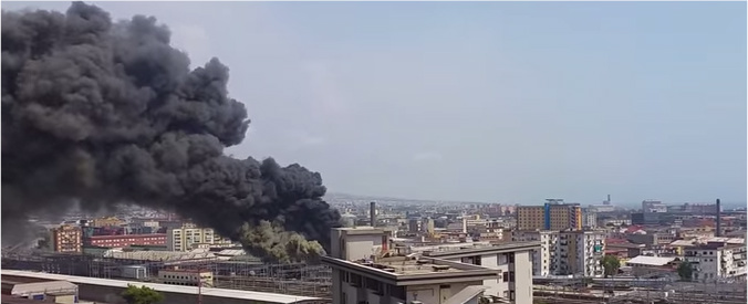 Copertina di Incendio a Napoli, a fuoco un magazzino: vasta nube nera sulla città