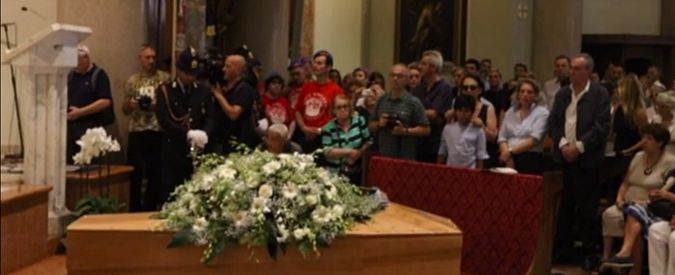 Copertina di Elio Fiorucci, i funerali dello stilista a Milano. Don Mazzi: “Vediamo troppe sofferenze”