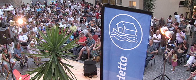 Copertina di Genova in piazza per don Gallo: l’omaggio dei cittadini insieme a Cecilia Strada e Landini