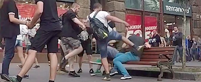 Copertina di Gay mano nella mano a Kiev. Esperimento ucraino finisce peggio di quello russo