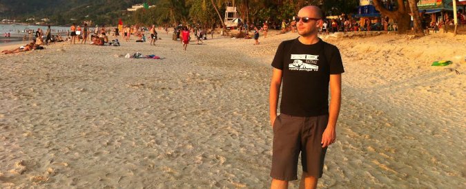 Copertina di “Mi sono licenziato e viaggio da due anni. Il mio ufficio? Bastano pc e wifi”