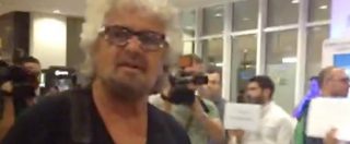 Copertina di Grecia, Grillo atterra ad Atene e “dribbla” i cronisti col suo finto greco maccheronico