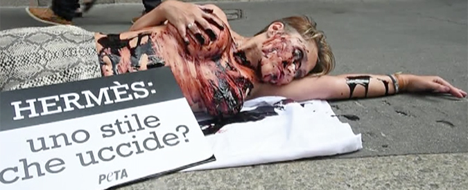Copertina di Milano, protesta animalista davanti Hermès: “Basta usare pelli esotiche”