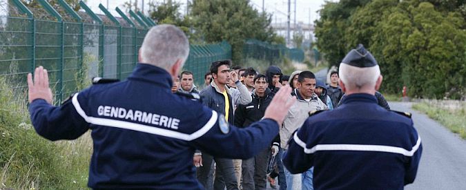 Copertina di Emergenza profughi, a Calais i migranti “assaltano” in massa il tunnel della Manica