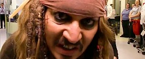 Johnny Depp, il pirata Jack Sparrow sorprende i bambini di un ospedale