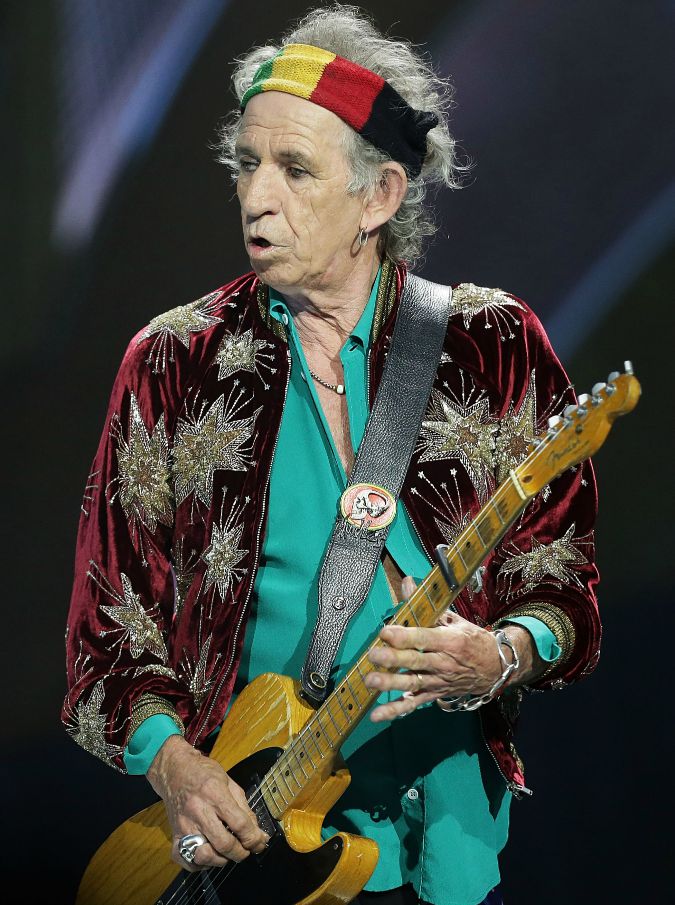 Keith Richards, una canna a colazione. A 72 anni, il chitarrista dei Rolling Stones sceglie le droghe leggere