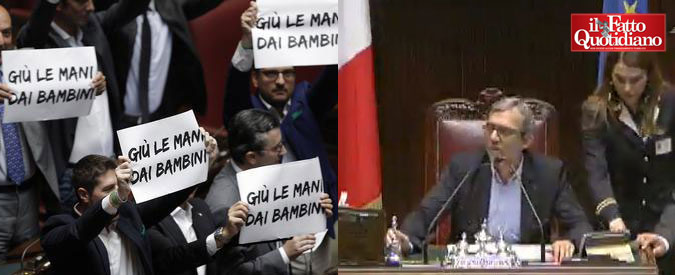 Copertina di Scuola, protesta della Lega in Aula: “Giù le mani dai bambini”. Fedriga espulso