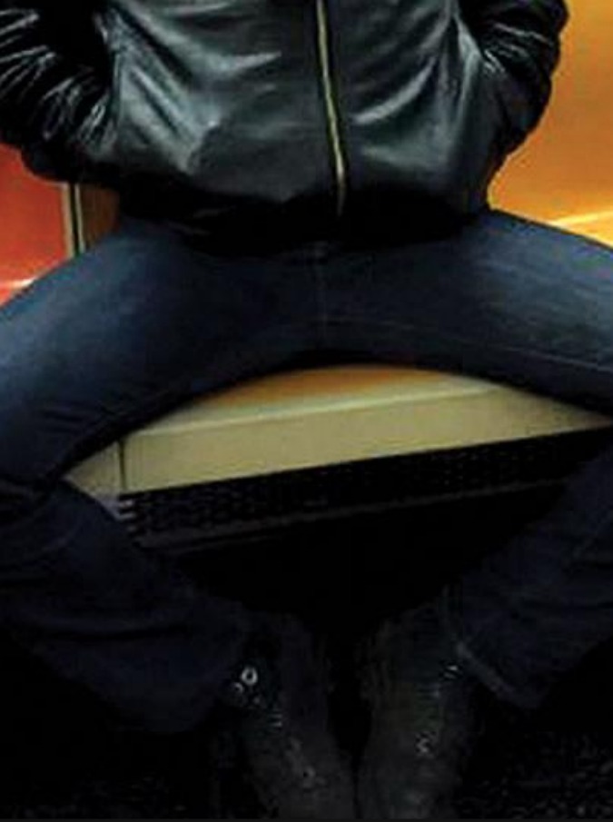 “Uomini, chiudete le gambe”: si chiama ‘manspreading’ ed è l’abitudine maschile a occupare più posti in metro. Due arresti in Usa