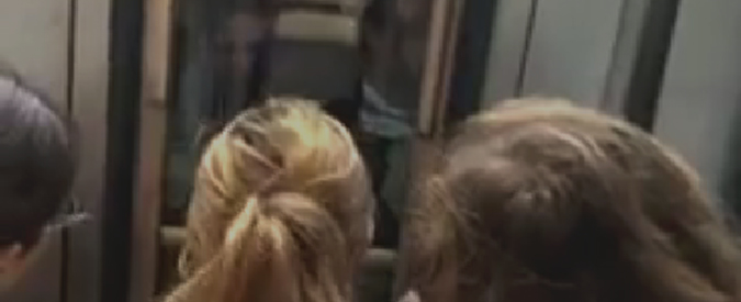 Copertina di Roma, Metro ferma per presunto malore del macchinista: passeggeri inferociti