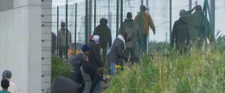 Copertina di Migranti, Regno Unito diviso su accoglienza dopo tre notti di caos a Calais