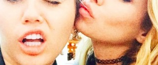 Copertina di Miley Cyrus, baci saffici a Stella Maxwell, “angelo” di Victoria’s Secret