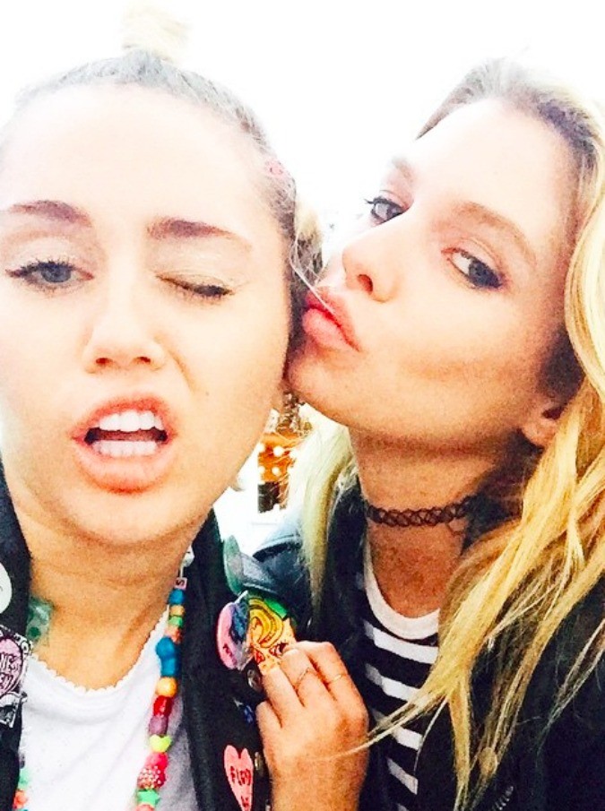 Miley Cyrus, baci saffici a Stella Maxwell, “angelo” di Victoria’s Secret