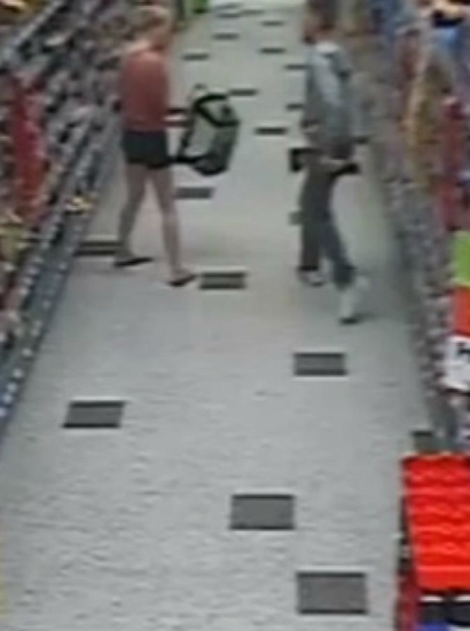 Molestatore al supermercato fotografa il lato B della ragazza: le telecamere di sorveglianza lo filmano