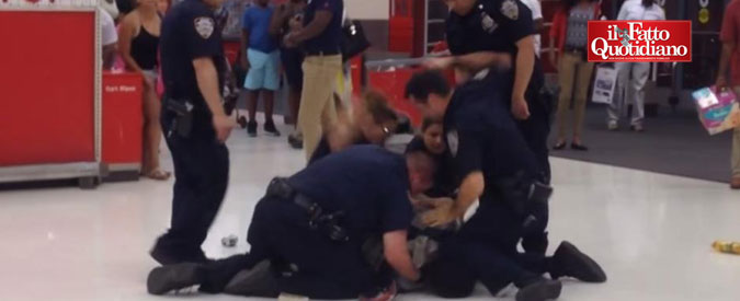 Copertina di Usa, afroamericano picchiato da 4 poliziotti. La gente: “Fermatevi”