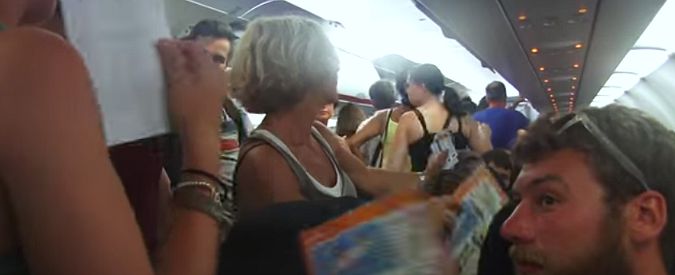 Copertina di Il volo Fiumicino-Malpensa non decolla, malori e panico a bordo: “Rinchiusi per un’ora”