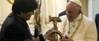 Copertina di Papa Francesco in Bolivia contro la speculazione finanziaria. Evo Morales gli regala crocifisso su falce e martello