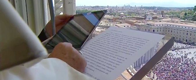 Copertina di Papa Francesco con l’iPad durante l’angelus per lanciare la Gmg: “Mi iscrivo come pellegrino”