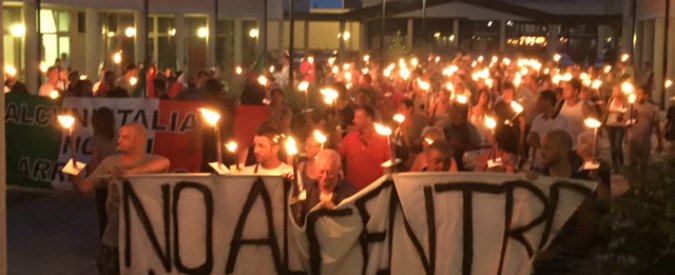 Copertina di Parma, manifestazione contro centro accoglienza migranti. Ma M5S: “Profugo non significa criminale”