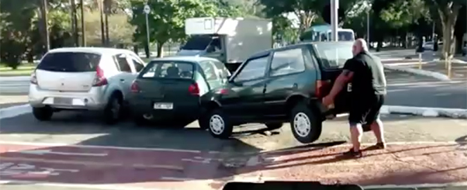 Copertina di San Paolo, parcheggia auto su ciclabile, ma il ciclista infuriato la sposta con la forza