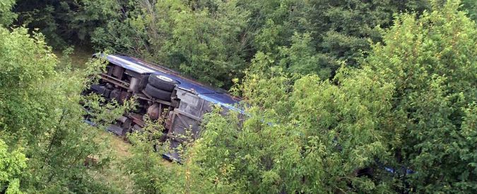 Copertina di Pordenone, pullman con 47 bambini in un burrone: nessuna vittima