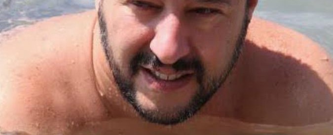Matteo Salvini in spiaggia, tra dj set e libri. E i social si scatenano: “Voleva scrivere qualcosa sulla sabbia e ha portato il dizionario per copiare”