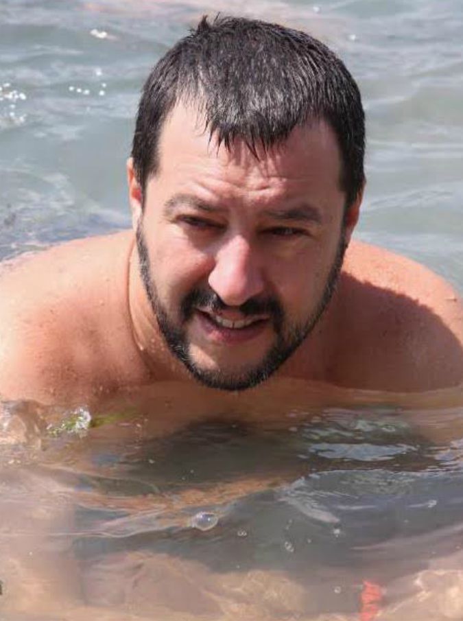 Matteo Salvini in spiaggia, tra dj set e libri. E i social si scatenano: “Voleva scrivere qualcosa sulla sabbia e ha portato il dizionario per copiare”