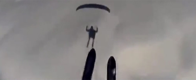 Copertina di Dentro le gole di montagna con sci, parapendio e GoPro: le immagini sono mozzafiato