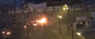 Atene, scontri al corteo contro l’accordo: molotov e lacrimogeni, 50 arresti