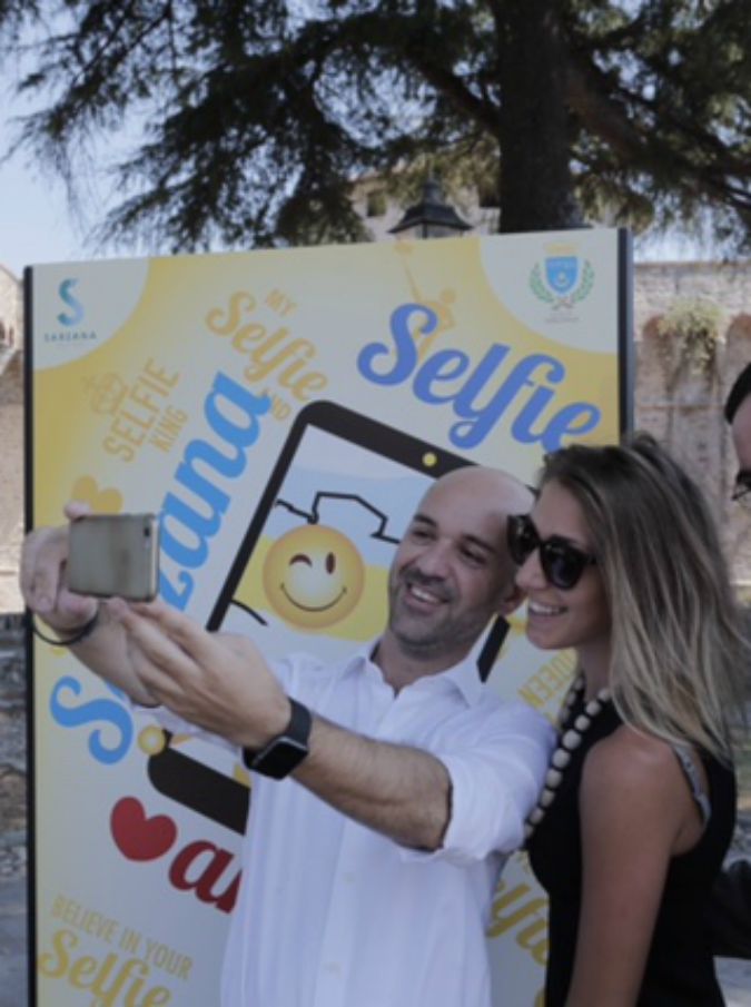 Selfie, a Sarzana arrivano le aree per farsi l’autoscatto. Le critiche dei cittadini: “Che vergogna”