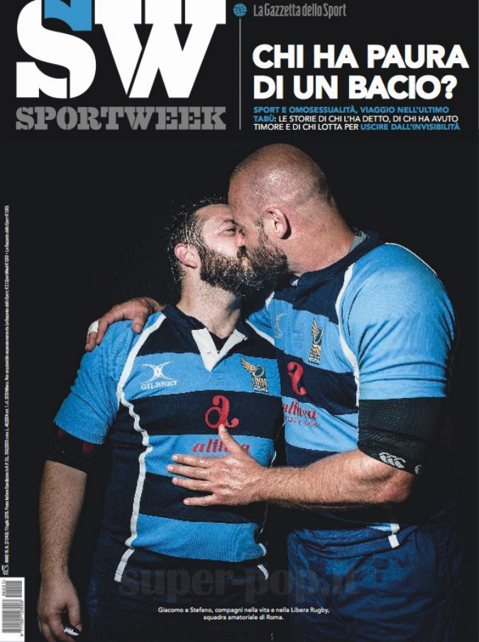 Bacio gay in copertina su Sportweek: è la prima volta in Italia per un giornale sportivo
