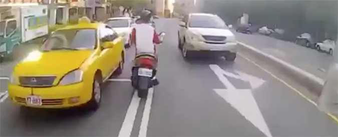 Copertina di Taiwan, l’inseguimento di uno scooter è da action movie. E il finale è col botto