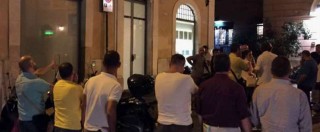 Copertina di Uber, blitz di 200 tassisti in ristorante Roma: “Parlamentari Scelta civica ed ex M5S a cena con la manager”