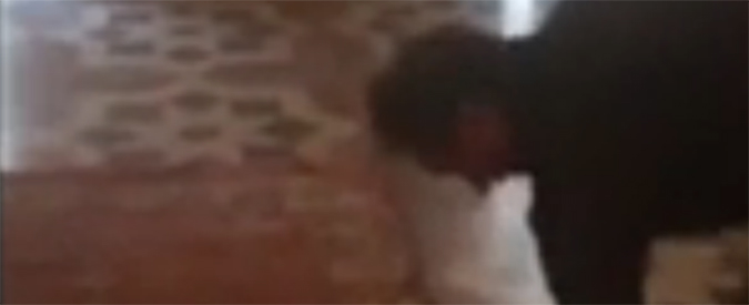 Copertina di Torino, consiglieri leghisti rimuovono tappeto da sala comunale adibita al culto per ospiti islamici