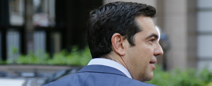 Accordo Grecia, l’Europa cancella Tsipras. Con il suo ok e in cambio di pochi spiccioli per gli investimenti