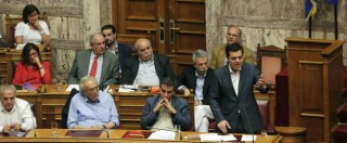 Grecia, Tsipras incassa il sì del Parlamento alle riforme: “Lezione di dignità al mondo”. Ma Syriza è a pezzi